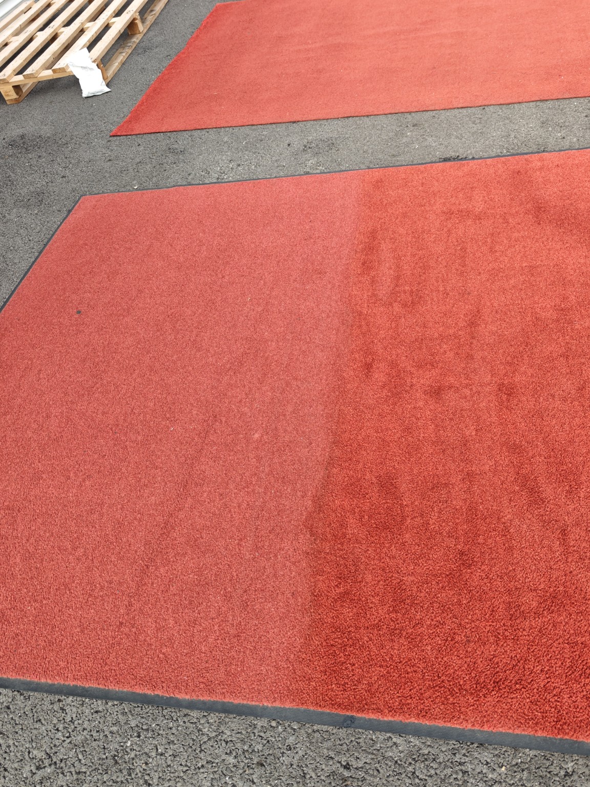 Tapis rouges avant nettoyage au Théâtre du Capitole